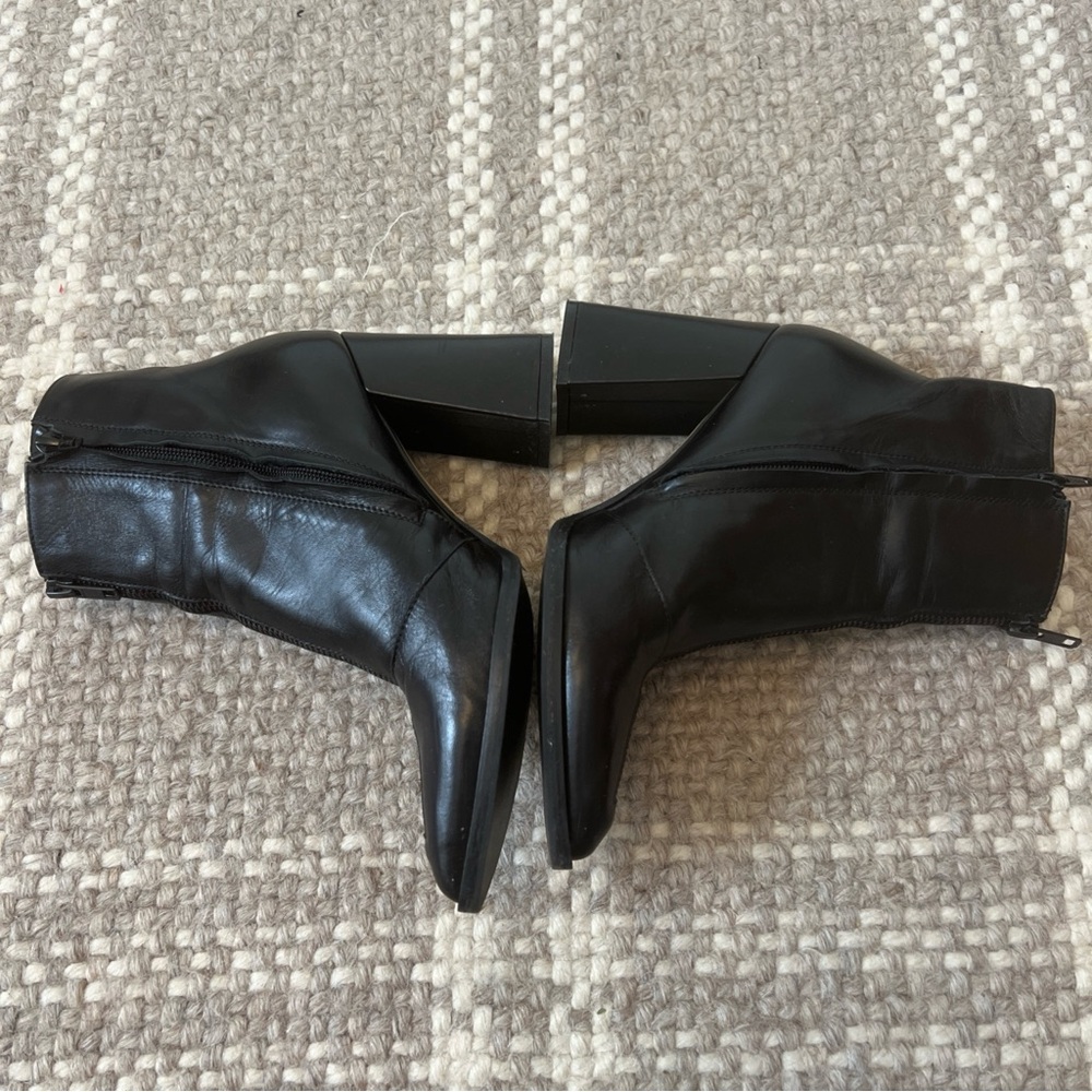 Capezzani black leather, pointed toe, block heels, ankle boots size US 7/ EU 37 - Picture 9 of 9